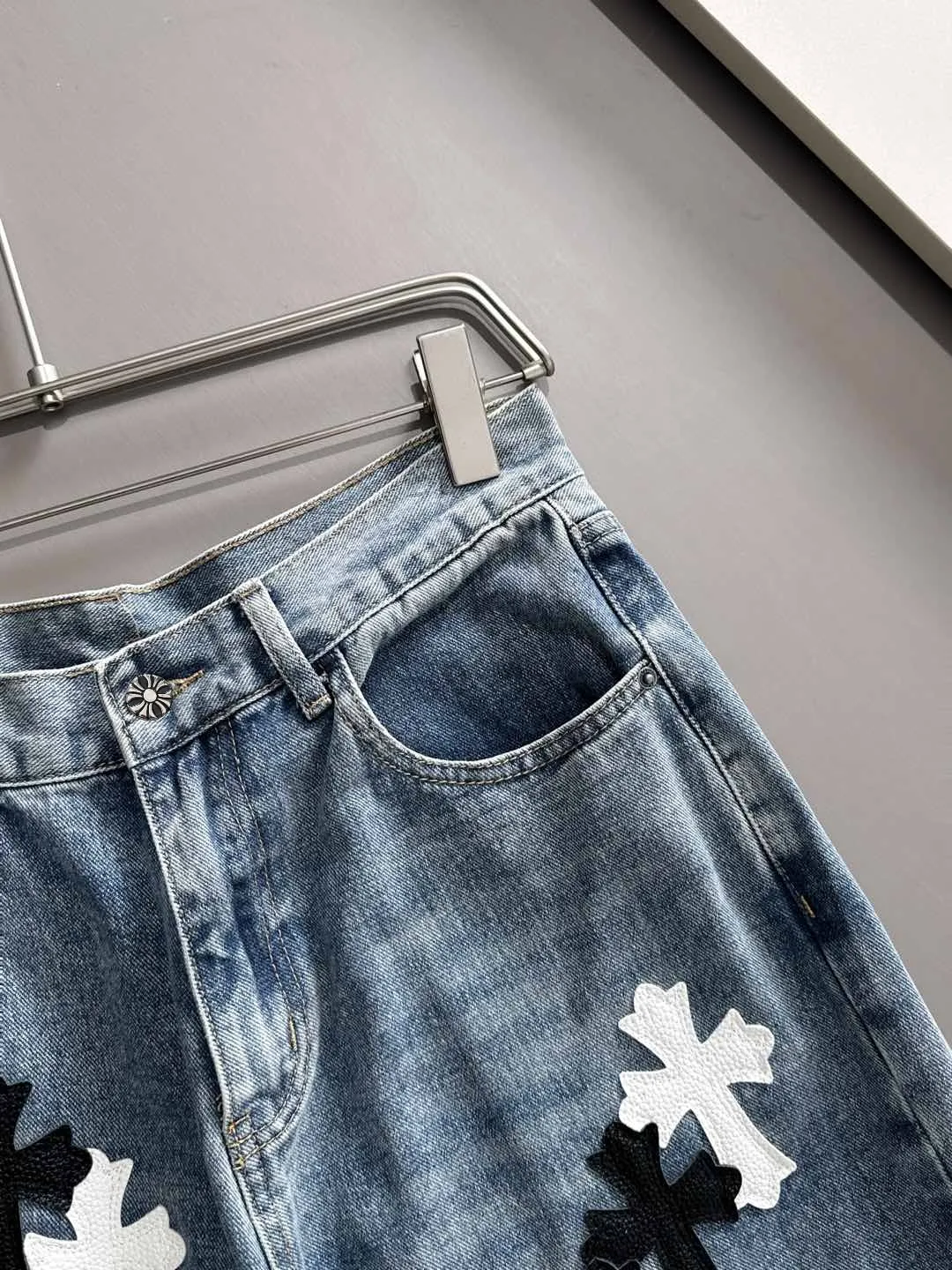 🅿️400 Croxin 2025 summer loose wide-leg jeans straight trousers, the trend in the trend! Many fashion bloggers control the upper body. The water is woven from imported Japanese Denim plain cotton denim fabric. It has three standards, is soft, delicate, comfortable and breathable. The color has a modern and fashionable vicissitudes. The upper body is versatile and fashionable! Light luxury, a must-have item for daily commuting! Size: S-3XL (please state your height and weight when placing an order)
